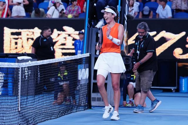 开云体育下载网页版-生涯首进澳网女单16强，王欣瑜追平个人大满贯最佳战绩