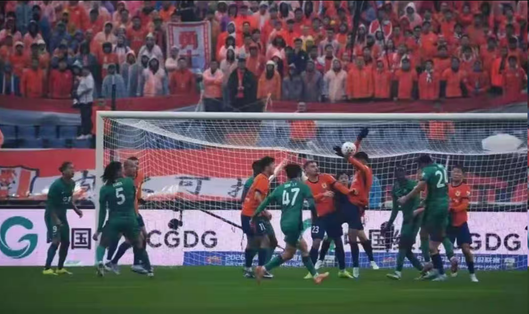 开云体育下载入口-京鲁大战漏判点球？多位媒体人：主裁没看见能理解 VAR也不介入